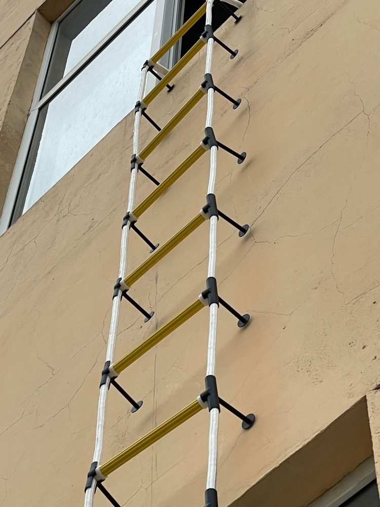 Brandtrapladder met stabilisatoren